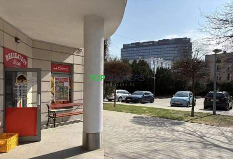 Przestronny narożny lokal, duże witryny