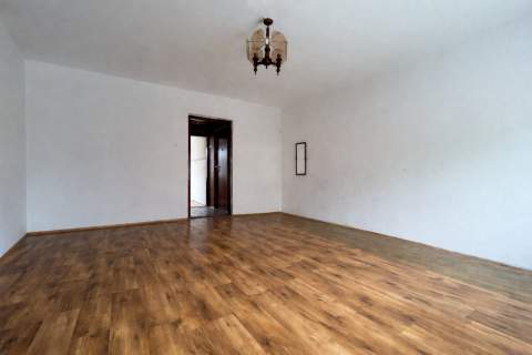 Dwustronne do remontu 33m 4m piwnica, parking