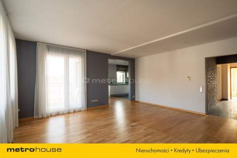 Apartament - 4 pokoje z garażem i balkonem