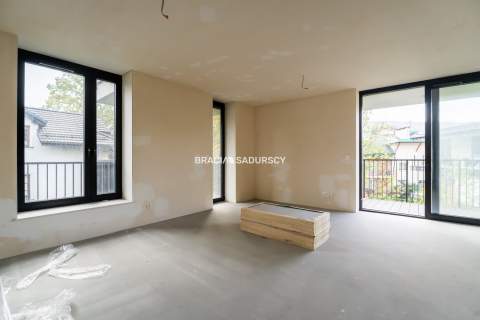 Nowoczesny jasny apartament w otoczeniu zieleni