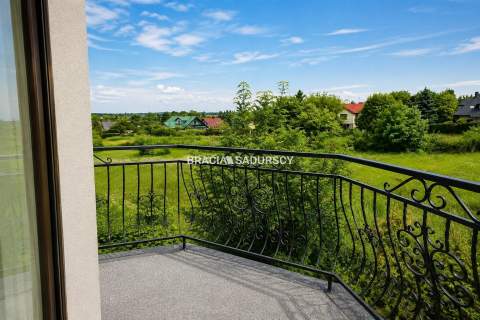 Mały dom na wsi z ogrodem, balkony, taras, garaż