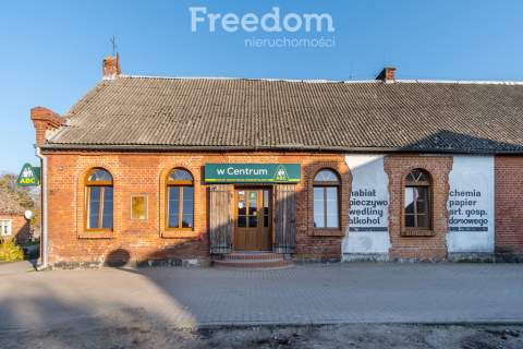 Obiekt, dom lub lokal usługowy z czerwonej cegły
