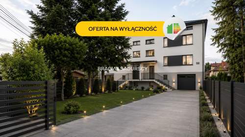 Czteropoziomowy dom z klatką schodową.