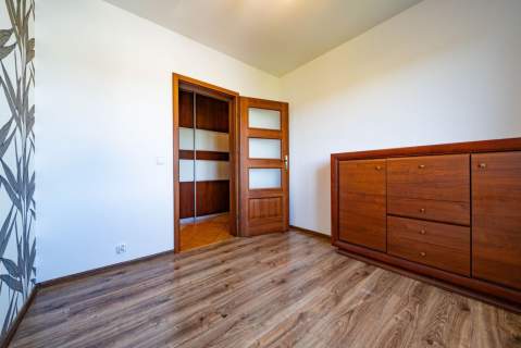 3 pokoje duży balkon hala garażowa piwnica