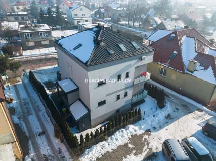 Budynek z 6 niezależnymi apartamentami.