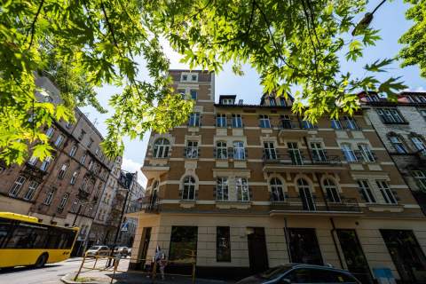 Dwupoziomowe w odrestaurowanej kamienicy w centrum