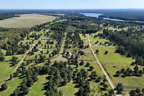 Budowlane nad jeziorem. Prąd, wodociąg, plaża.