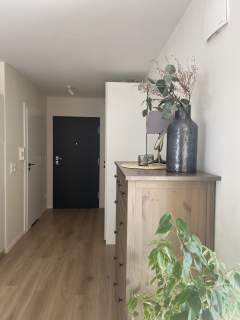 Nowoczesna kawalerka w stylu japandi z dużym balkonem