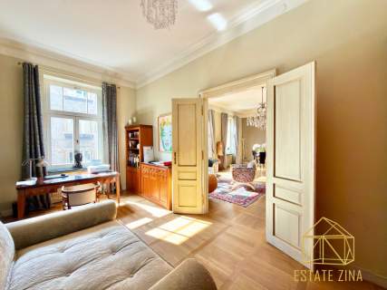 Przestronny apartament z balkonem w Kamienicy