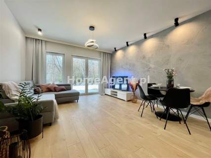 NOWY PIĘKNIE URZĄDZONY APARTAMENT Z OGRÓDKIEM 