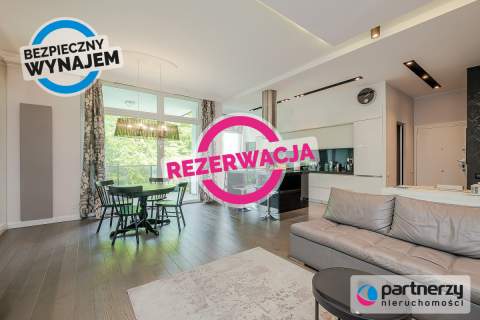 Apartament z widokiem na las, komórka i hala gar.