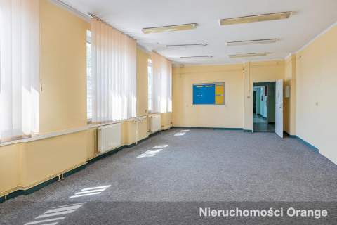 Budynek biurowy na dużej działce