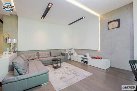 Apartament z widokiem na las, komórka i hala gar.