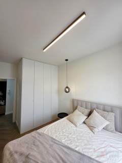 Apartament z balkonem z widokiem na rzekę.