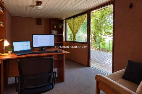 WOLNOSTOJĄCY KIOSK HANDLOWY PET FIEGO NOWA HUT