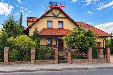 Dom na sprzedaż 4 pokoje salon garaż na 2 auta
