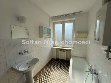 300 m od Metra Racławicka,