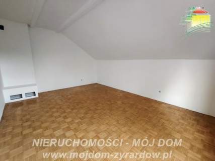 Piętrowy dom w zabudowie bliźniaczej, blisko PKP.