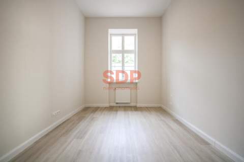 Dwupokojowe mieszkanie w dziedzińcu kamienicy 56m2 2 pok ENG