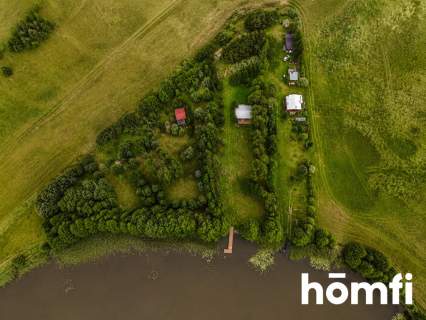 Uroczy dom z linią brzegową i nowym pomostem
