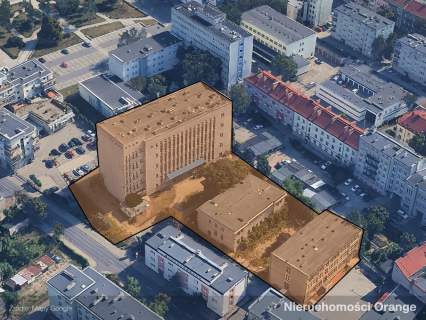 Kompleks budynków biurowych z parkingiem