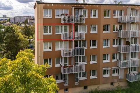 Przy Galerii Plaza, bardzo zadbane, wśród zieleni