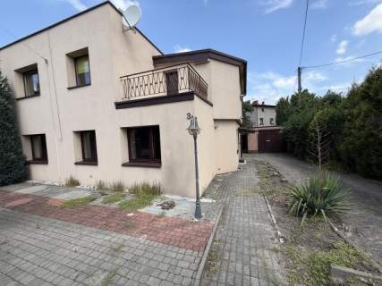 Przestronny bliźniak z 7 pokojami i 2 garażami-blisko centrum...