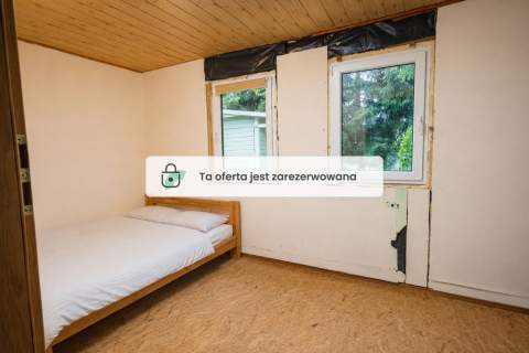 Uroczy dom z linią brzegową i nowym pomostem