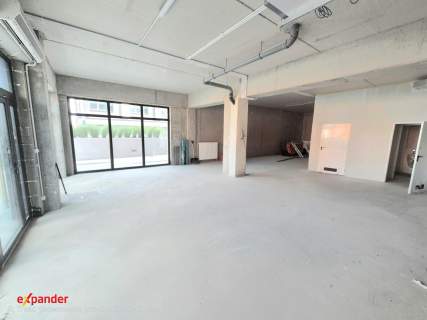 Lokal na Starym Mieście w apartamentowcu nad rzeką