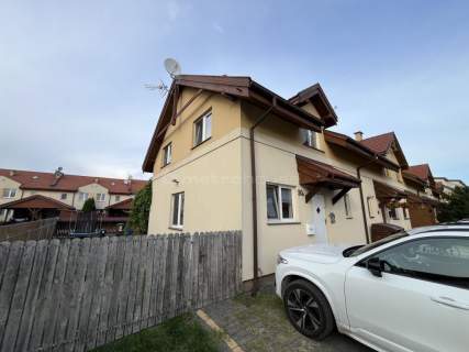 Dom szeregowy z ogrodem i 3 miejscami parkingowymi