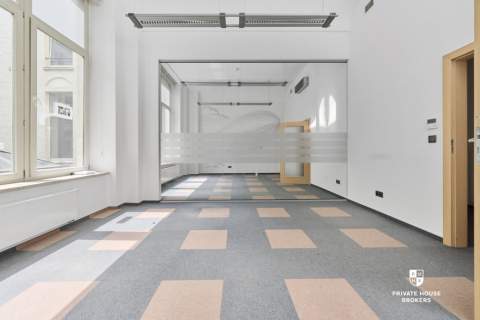 Na wynajem przestronny lokal 260 m2 Rynek 1 piętro