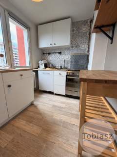 30 m2, osobna kuchnia, balkon, 1 piętro