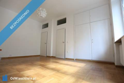 Klimatyczna kawalerka na Powiślu w kamienicy z balkonem