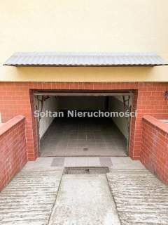 300 m od Metra Racławicka,