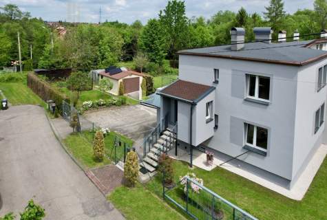 DOM - 2 mieszkania w jednym domu, Ogród, Garaże