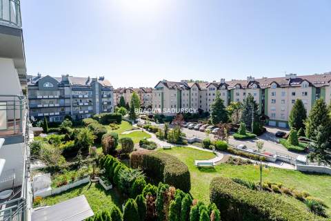 Dwupoziomowe mieszkanie z tarasem i balkonem.