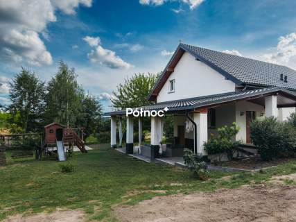 Nowoczesny dom o powierzchni 176 m z zadbaną działką Hru