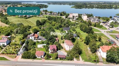 Zabytkowa kamienica w Rajgrodzie nieopodal jeziora