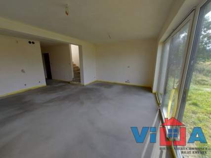 PRZESTRONNY DOM Z GARAŻEM NA SPOREJ DZIAŁCE
