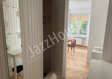 Kawalerka z oddzielną kuchnią i piwnicą
