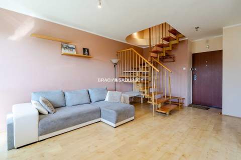 Dwupoziomowe mieszkanie z tarasem i balkonem.
