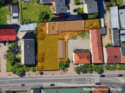 Duży budynek biurowy w centrum miejscowości