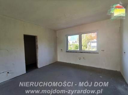 Dom w stanie deweloperskim, spokojna okolica.