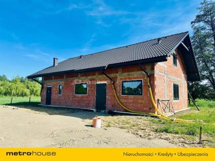 Nowoczesny dom na uboczu w ładnym miejscu.