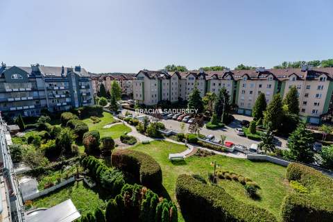 Dwupoziomowe mieszkanie z tarasem i balkonem.