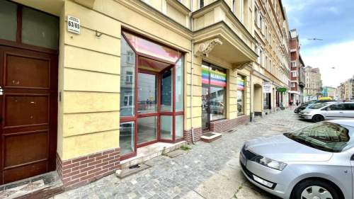 Lokal z witrynami przy ruchliwej ulicy.
