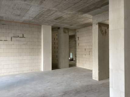 Duży lokal z placem zabaw przy metro Mińska