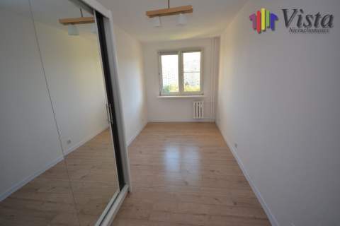 dwa pokoje z dużym balkonem