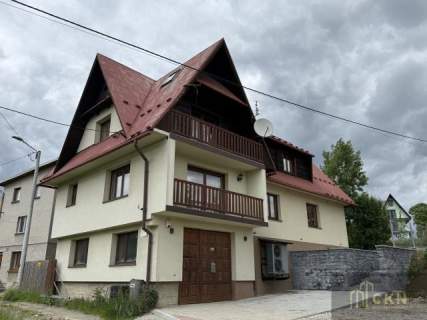 Dom podzielony na 3 mieszkania