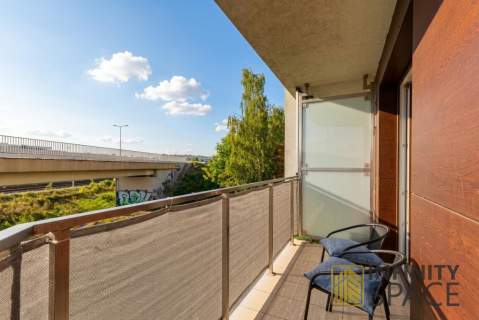 60 metrów Obok metra M2 Balkon Parking